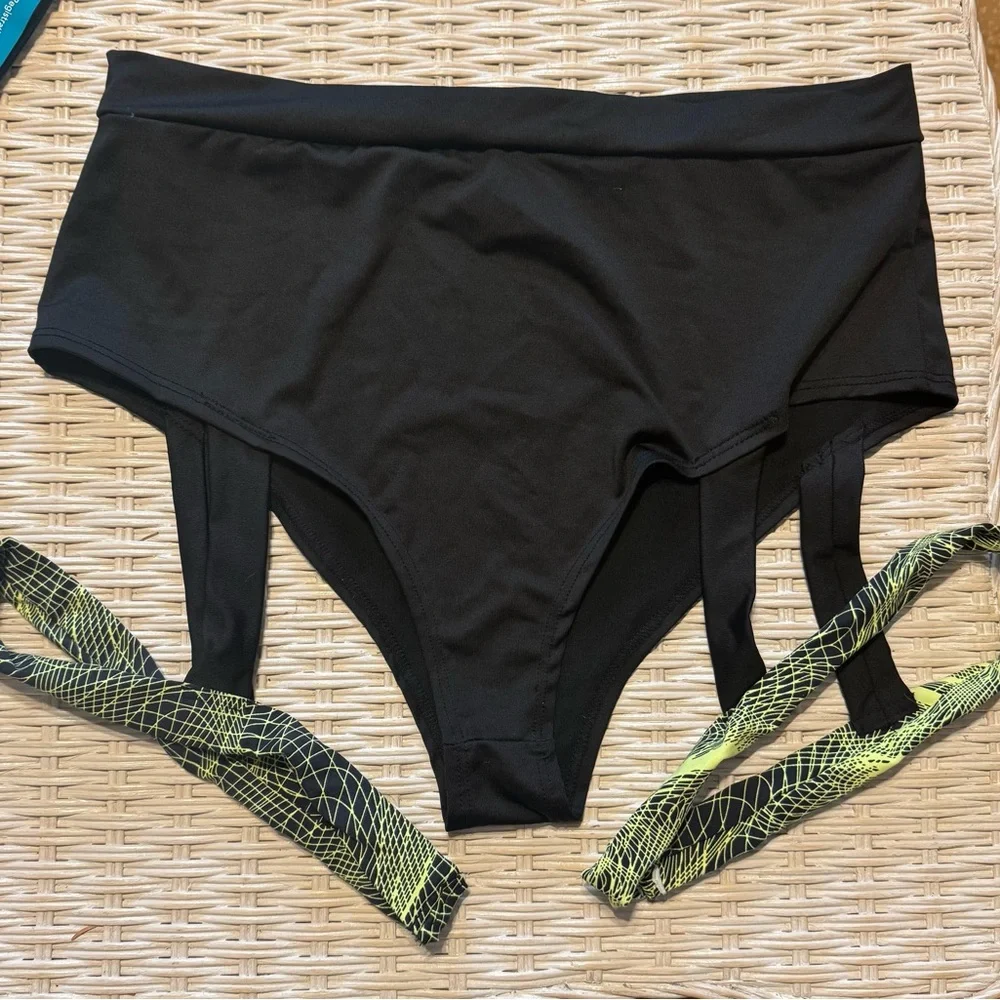iHeartRaves Black shorts - Picture 1 of 2